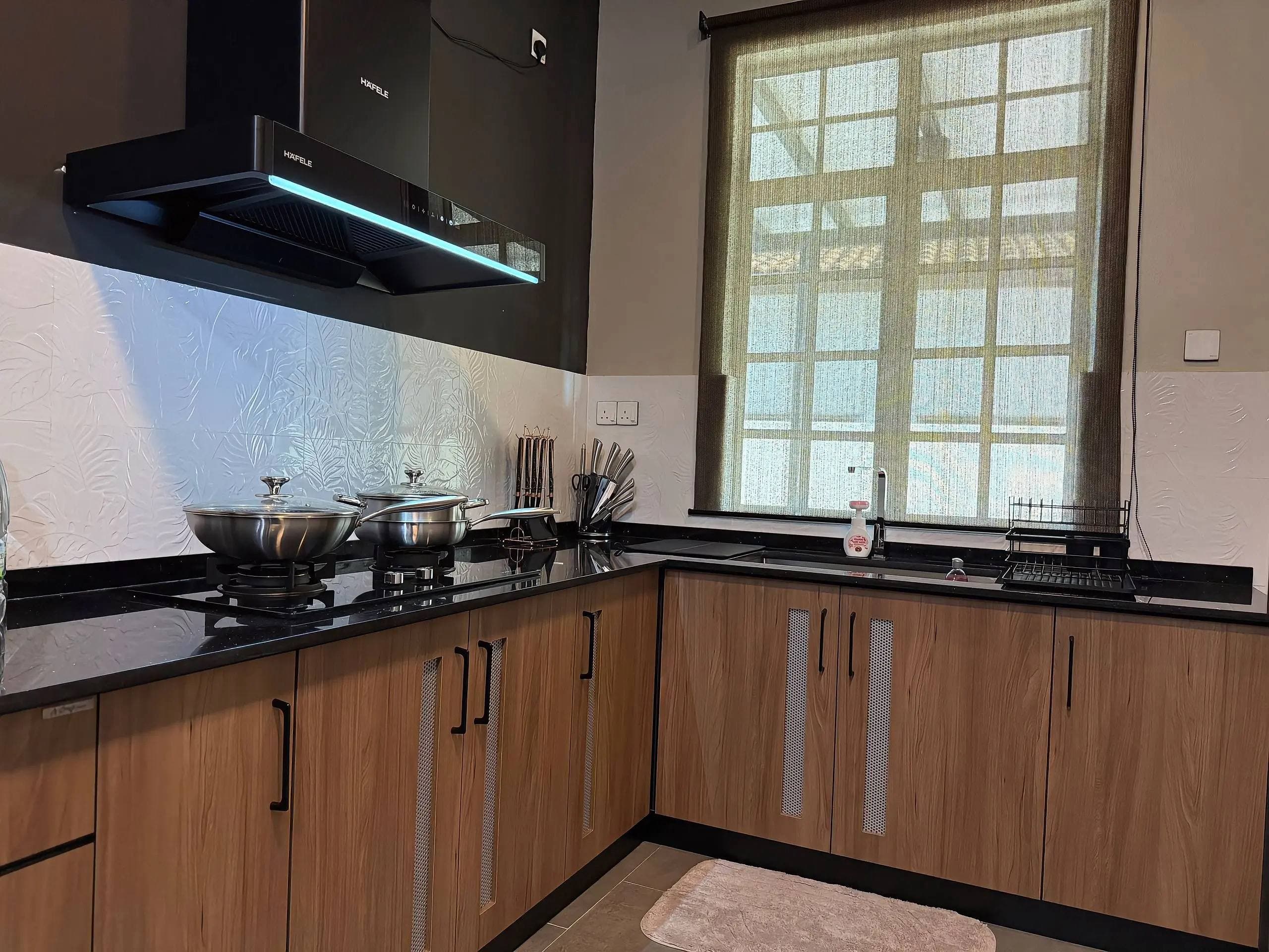 Dapur lengkap dengan peralatan asas