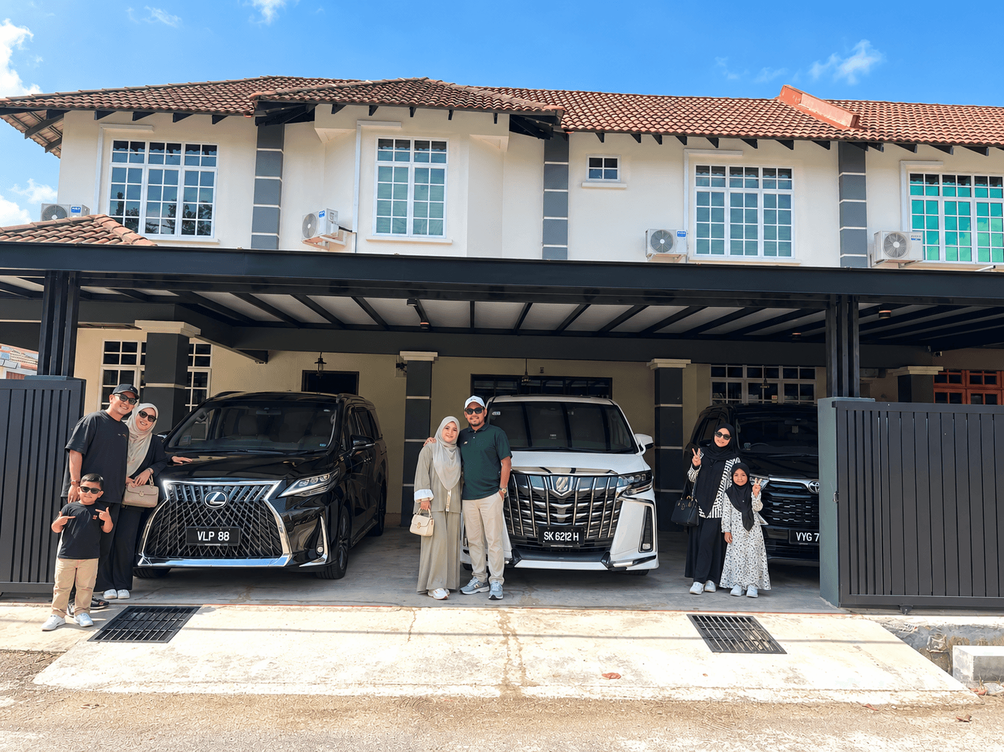Ruang parking berpagar untuk sehingga 3 kereta
